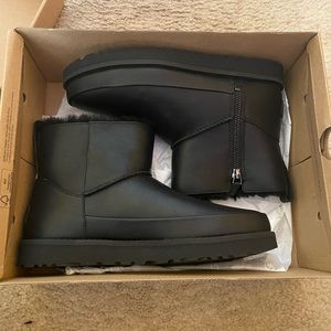 Black Classic zip mini ugg boots